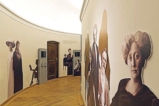 Blick in die Ausstellung, die noch bis 16. September in der Monacensia zu sehen ist. 	Foto: Eva Jünger/Münchner Stadtbibliothek