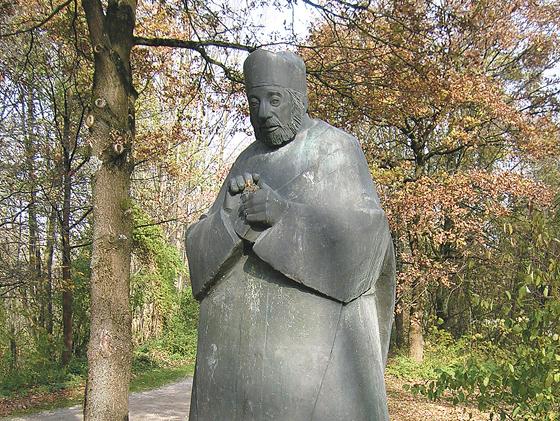Die Statue von Sankt Emmeram, geschaffen von Rolf Nida-Rümelin, an der St.-Emmeram-Brücke.	Foto: NordOstKultur