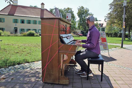 Im Rahmen der Aktion »Play me I'm Yours« sind frei bespielbare Klaviere in ganz München und Umgebung aufgestellt. In Moosach direkt vor dem Pelkovenschlössl.	Foto: bs
