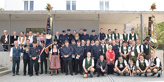 Die Erneuerung der Patenschaft der FFW Neubiberg und der Neubiberger Lindenburschen wurde am vergangenen Samstag gebührend gefeiert.	Foto: VA
