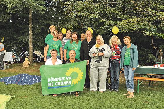 Landtagskandidatin der Grünen Susanne Kurz und Bezirkskandidat Guido Buchholtz (vorne).	Foto: Satu Siegemund