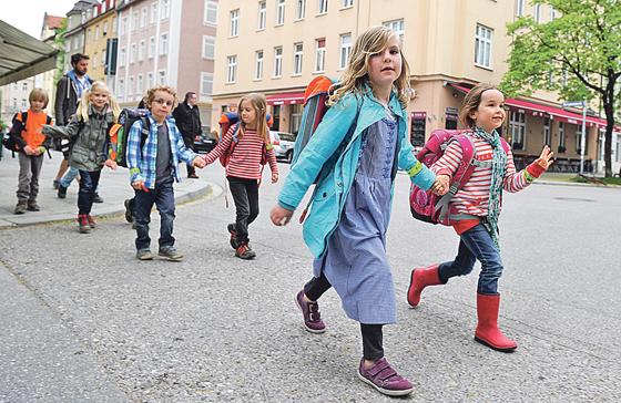 Bis zu acht Erst- und Zweitklässler gehen in Begleitung eines Erwachsenen zu Fuß zur Schule: Den »Bus mit Füßen« gibt es jetzt auch in Aschheim.	Foto: Green City/Tobias Hase