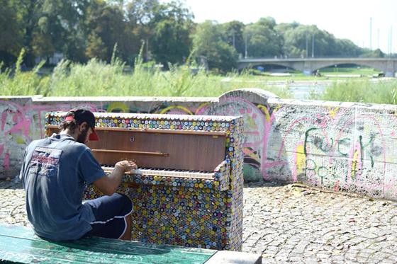 Lädt zum öffentlichen Konzert ein: Das »Isarigel«-Piano auf der Corneliusbrücke mit Blick auf die südliche Isar.	Foto: Sina Weber, Isarlust e.V. & die urbanauten