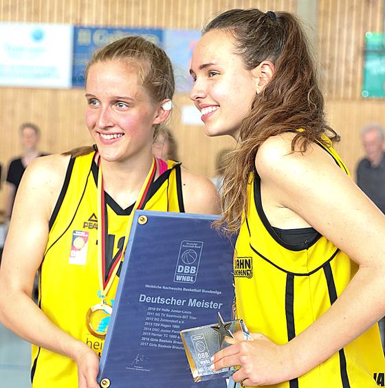 Zwei U-18-Europameisterinnen aus den Reihen der TS Jahn: Leonie Fiebich (l.) und Emily Bessoir.	Foto: Wolfgang Eberle