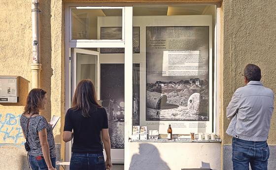 Sechs Schaufenster von leerstehenden Läden in Obergiesing sind nun Ausstellungsflächen.	Foto: MGS  Torsten Müller