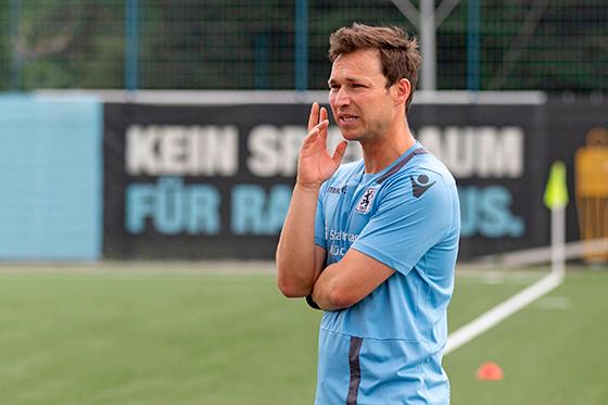 In Zugzwang: die U21 des TSV 1860 München und ihr Trainer Sebastian Lubojanski. Archivfoto: Anne Wild