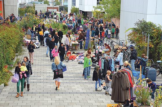 Flohmarkt am 3. Oktober in der Wohnanlage an der Heinrich-Böll-Straße in der Messestadt.	Foto:  Bettina Brömme