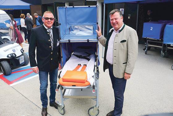 Bürgermeister Josef Schmid ließ sich von Peter Aicher, Geschäftsführer der Aicher Ambulanz Group, die neue Sanitätswache auf der Wiesn zeigen.	Foto: Robert Bösl