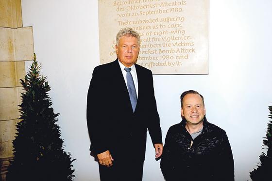 Oberbürgermeister Dieter Reiter und der seit dem Attentat auf den Rollstuhl angewiesene Dimitrios Lagkadinos vor der neuen Gedenktafel.	Foto: Robert Bösl