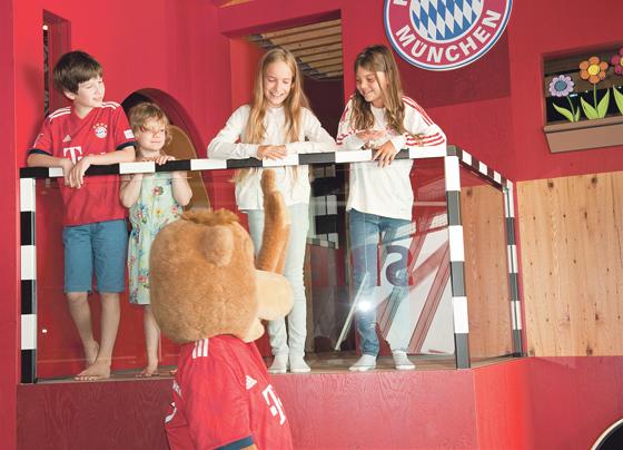 Spaß mit Berni: Das Bayern-Maskottchen ist am Familientag natürlich auch vor Ort, verteilt Autogramme und schaut den Kids beim Basteln über die Schulter.	Fotos: FCB Erlebniswelt