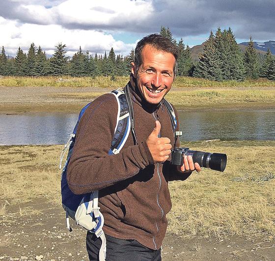 Willi Weitzel hat sich mit Kamera und Forscherdrang auf den Weg gemacht und ist unter anderem in Alaska Bären und Elchen gefolgt. 	WelterforscherFilmUndSoWeiterGmbh
