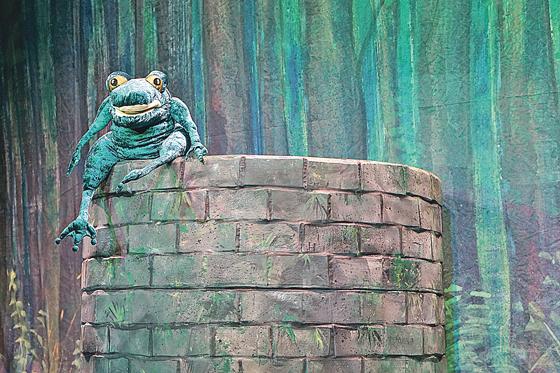»Du bist grün!«  »Und du bist weiß, na und!«: Eine moderne Version des Froschkönigs bietet das Theater für Kinder.	F.: VA
