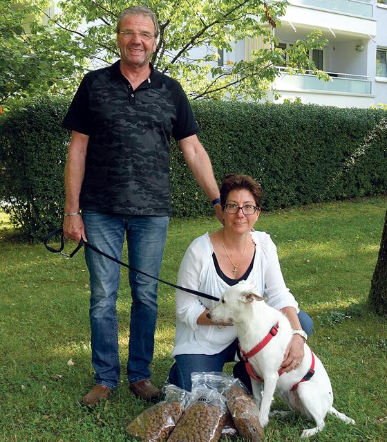Katharina und Jürgen Wollmann haben beide ein großes Herz für Tiere und ihre Besitzer. Daher bringen sie alle 14 Tage Tierfutter und Zubehör an den Ottobrunner Tisch und den Hachinger Tisch, um bedürftigen Tierbesitzern unter die Arme zu greifen. F: hw