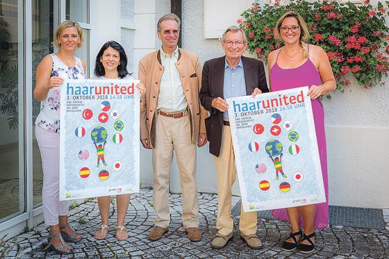 Die Organisatorinnen freuen sich gemeinsam mit Jürgen Partenheimer auf das »Haar United« Nationenfest. Foto: Gemeinde Haar