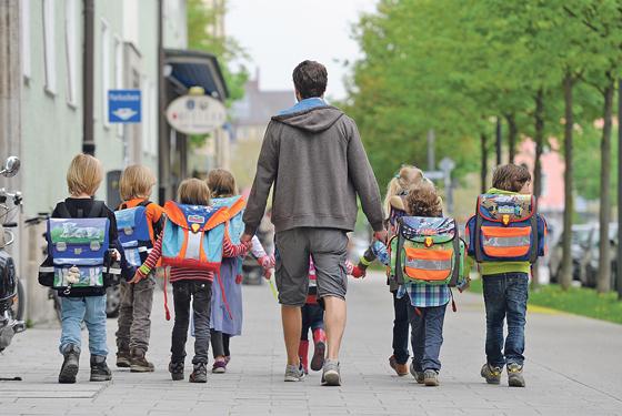 Ein denkbar einfaches Konzept: Beim »Bus mit Füßen« gehen die Kinder gemeinsam zu Fuß zur Schule und werden von einem Elternteil begleitet.	Foto: GreenCity/TobiasHase