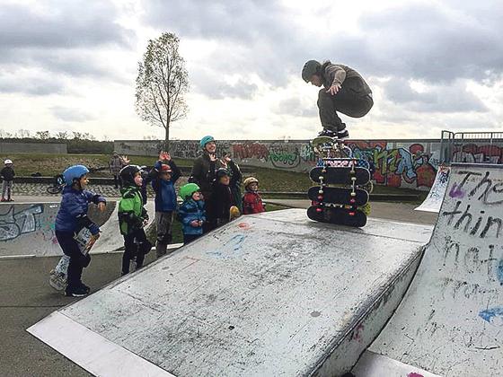 Gemeinsam Moves lernen beim Skateboardkurs für Anfänger und Fortgeschrittene.	Foto: VA