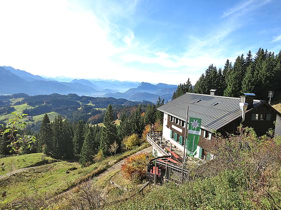 Auch im Herbst kann man noch auf Hütten wie dem Spitzsteinhaus einkehren.	Foto: DAV/Petra Wiedemann