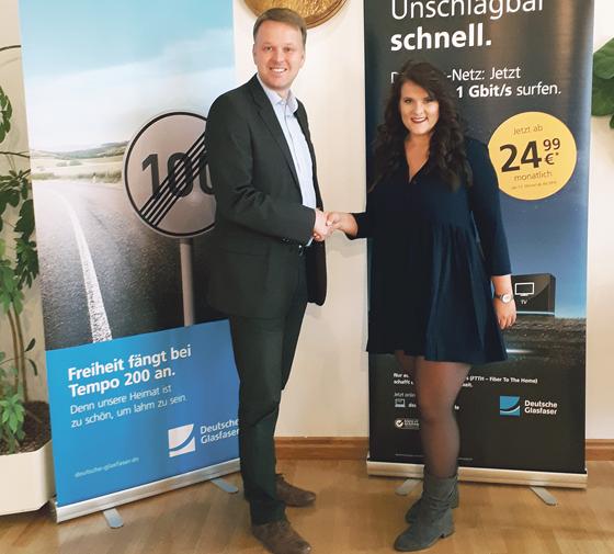 Veronika Kriese (Projektmanagerin für Forstinning) und Bürgermeister Rupert Ostermair laden zum Info-Abend am 17. Oktober ein.	Foto: Deutsche Glasfaser