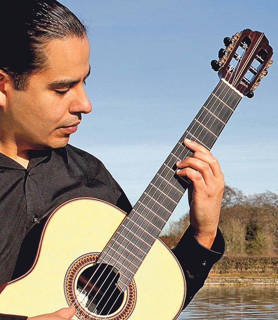 Der mexikanisch Ausnahmegitarrist Alejandro Carrillo Gamboa im Nymphenburger Schloss. 	Foto: VA