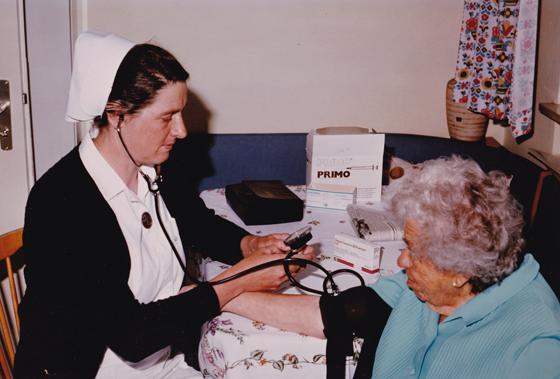 Seit 70 Jahren sorgt der Diakonieverein mit engagierten Menschen wie Schwester Marga Bergheim dafür, dass alten und kranken Menschen geholfen wird. 	Foto: VA