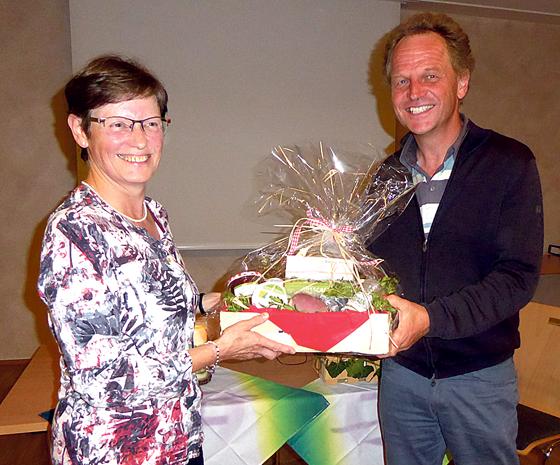 KLB-Vorsitzende Maria Galleneder überreicht Christof Langer einen Geschenkkorb mit Lebensmitteln aus dem »Ebersberger Land«. 	Foto: KLB Baiern/Glonn