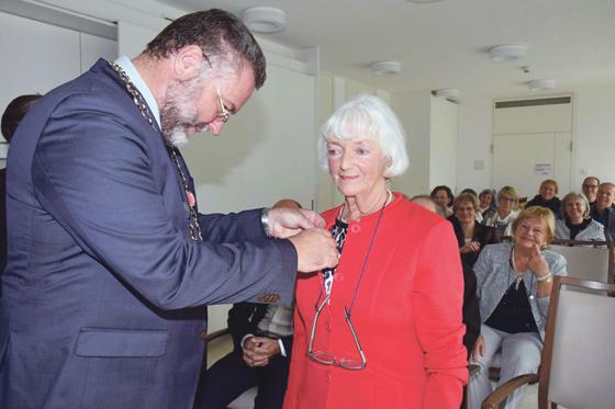 Überreicht wurde das Ehrenzeichen stellvertretend von Bürgermeister Dr. Greulich im Rahmen der Ausstellungseröffnung des Hospizkreises Ismaning.	Foto: Gem. Ismaning
