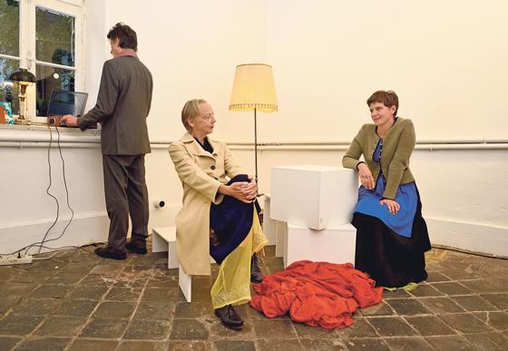 Drei Personen, darunter Charlotte Salomon, bewegen sich zwischen Leben und Theater.	Foto: Volker Derlath