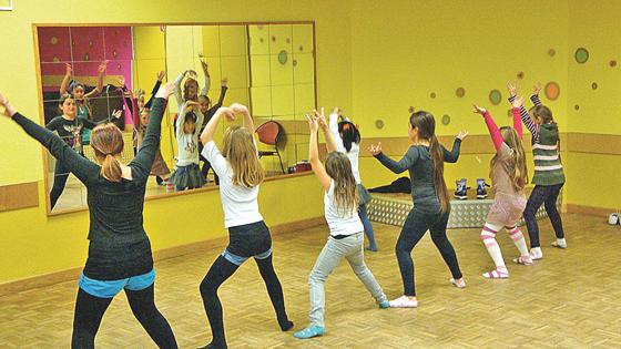 Kreativ ausprobieren und austoben bei Zauberei, Akrobatik, Musik, Theater und Hip-Hop-Tanz können sich die Mädchen ganz unter sich beim Mädchenfest des Kreisjugendring München-Stadt.	Foto: KJR
