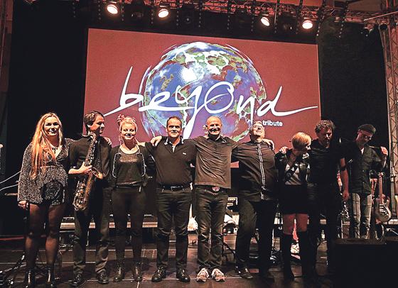 Die 9-köpfige Band »BEYOND« spielt am 17. November live in der Grafinger Stadthalle. 	Foto: VA