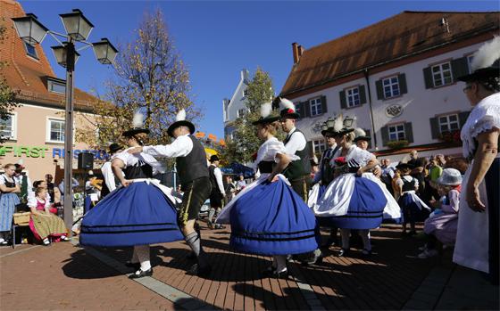 Kultur und Folklore spielen beim Kirchweihmarkt in Erding immer eine wichtige Rolle. Die Auftritte der Trachtler erhalten besonders viel Applaus.	Foto: kw