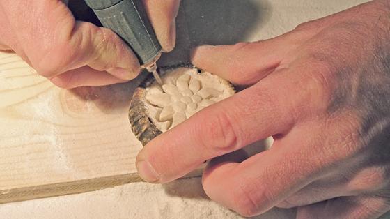 In filigraner Handarbeit entsteht ein Hirschhornknopf.