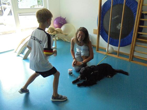 Wie man richtig mit einem fremden Hund umgeht, konnten die Grasbrunner Kinder beim »Prevent a bite« lernen. Foto: VA