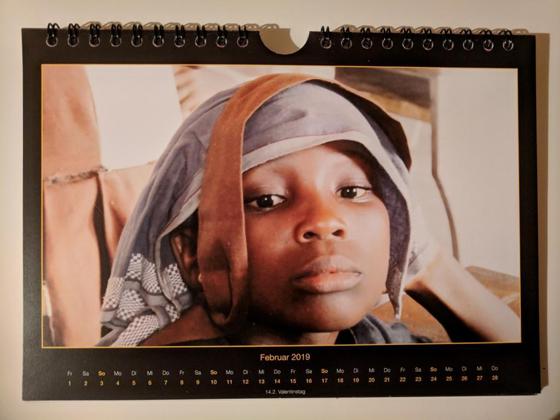 Der Kalender spiegelt wider, wie die Aufenthalte von Petra Halbig in den Dörfern Ghanas waren. Foto: Verein