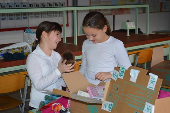 Schon mit einem Paket voll alltäglicher Dinge kann man Kindern in Serbien eine große Freude bereiten. Foto: ADRA