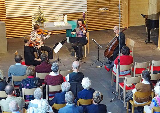 Benefizkonzerte helfen: Helmut Veihelmann (rechts, am Cello) organisiert sie, um bei der Finanzierung der neuen Orgel in der Erlöserkirche zu helfen.	Foto: kw