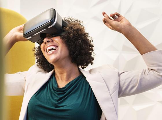 Haben Sie schon einmal eine VR- Brille aufgehabt oder einem 3D-Drucker bei der Arbeit zugeschaut ? Neue Technologien können Spaß machen und kreativ eingesetzt werden - wie erfährt man beim Digi-Day an der vhs Taufkirchen. Foto: VA