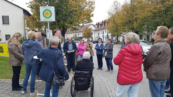 Mitte Oktober übergab Bürgermeister Rupert Ostermair die Bankerl im Kreise einiger Gemeinderäte und Bürger des Ortes ihrer Bestimmung. Foto:  Gemeinde Forstinning