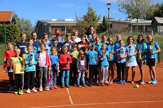 Die kleinen und großen Sieger der Jugend-Clubmeisterschaften der Tennissparte des TSV Otterfing. Foto: VA