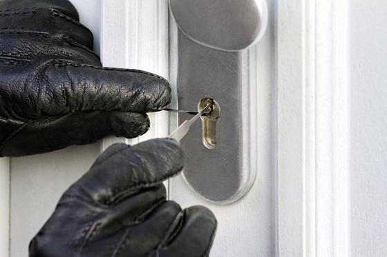 Einbrecher versuchen sich Zutritt zu einer Wohnung zu verschaffen. Foto: djd/Assa, Abloy Sicherheitstechnik