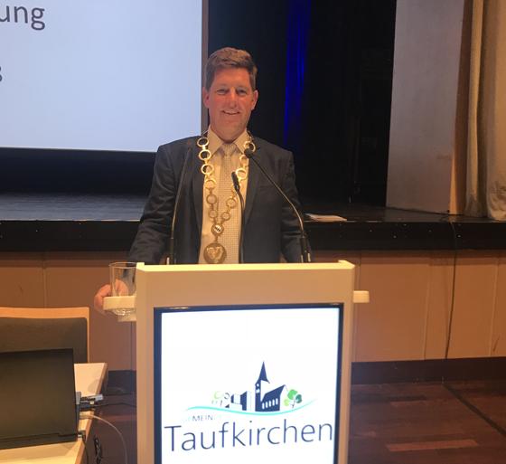 Bürgermeister Ullrich Sander zog auf der jüngsten Bürgerversammlung eine positive Bilanz zum abgelaufenen Jahr in Taufkirchen. Foto: Heike Woschee