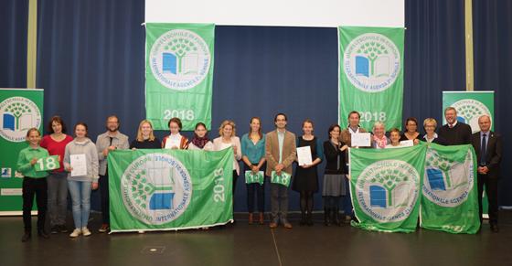 "Umweltschule in Europa": Vertreter des Gymnasiums Max-Josef-Stift freuten sich über die Auszeichnung von Umweltminister Marcel Huber (ganz links). Foto: StmUV Bayern