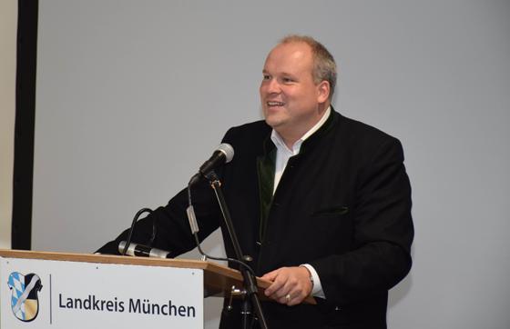 Landrat Christoph Göbel sieht in der neuen FOS Haar einen wichtigen Meilenstein für den Ausbau des Pflegebereichs im Landkreis München. Foto: Landratsamt