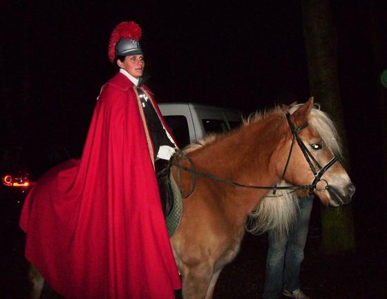 Der Heilige Martin wird mit seinem roten Mantel und seinem Pferd den Martinszug der Pfarrei Rosenkranzkönigin begleiten. Foto: VA