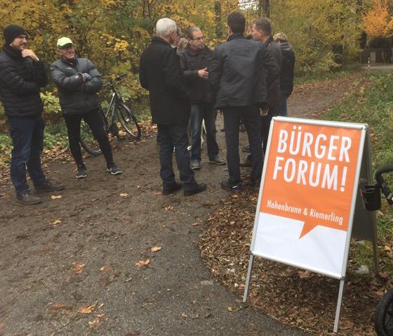Eifrig nutzen die Hohenbrunner die Gelegenheit zur Diskussion mit dem Bürgerforum Hohenbrunn. Foto: VA
