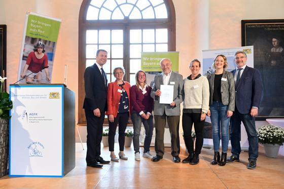Die Delegation aus Holzkirchen erhält die begehrte Urkunde und ist damit Mitglied der Arbeitsgemeinschaft fahrradfreundliche Kommunen. Foto: Tobias Hase