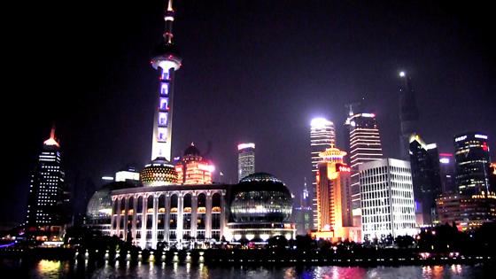 Günter Schwarz entführt in das nächtliche Shanghai mit seiner mega-modernen Skyline. Foto: Günter Schwarz