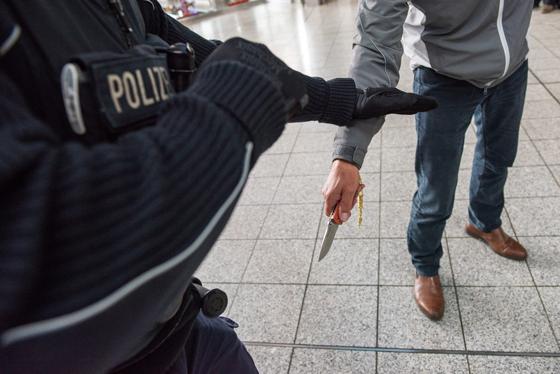 In der S8 zog in der vergangenen Woche ein Mann ein Messer und bedrohte Reisende damit. Symbolbild: Bundespolizei