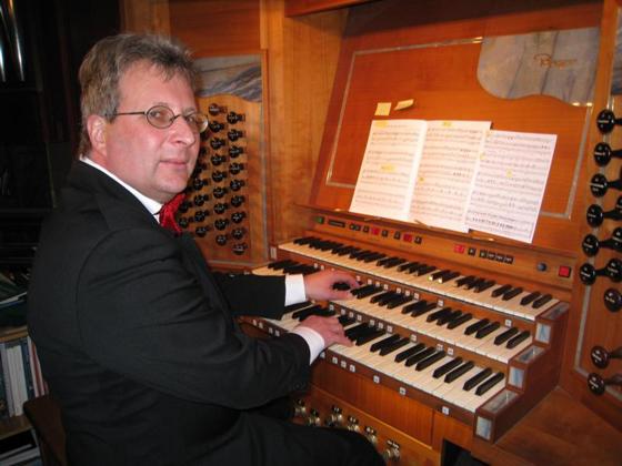 Matthias Gerstner bietet, wie schon in den letzten Jahren, die Verbindung von Musik und Text in Form von Orgelmeditationen an vier Freitagabenden an. Foto: VA