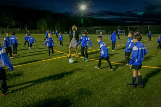Die Fußballjungs des TSV Haar kicken mit Bürgermeisterin Gabriele Müller Foto: Gemeinde Haar