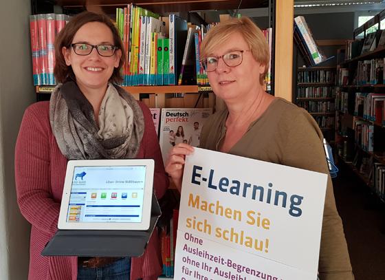Bücherei-Leiterin Désirée Bitzer (li) und die Leiterin der Kinderbücherei Ingrid Dierolf (re) präsentieren stolz das neue Angebot E-Learning-Kurse in der Bücherei. Foto: Gemeinde Haar